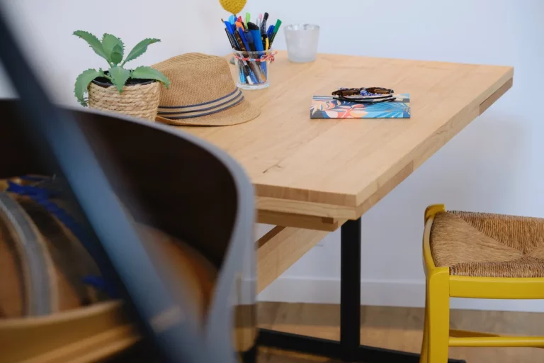 Transformation d'un bureau Formica en châtaignier massif et local